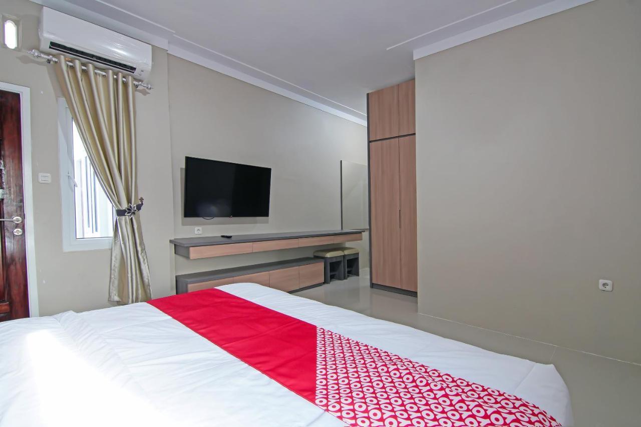 Oyo 91681 Raysa Homestay Pekanbaru Luaran gambar