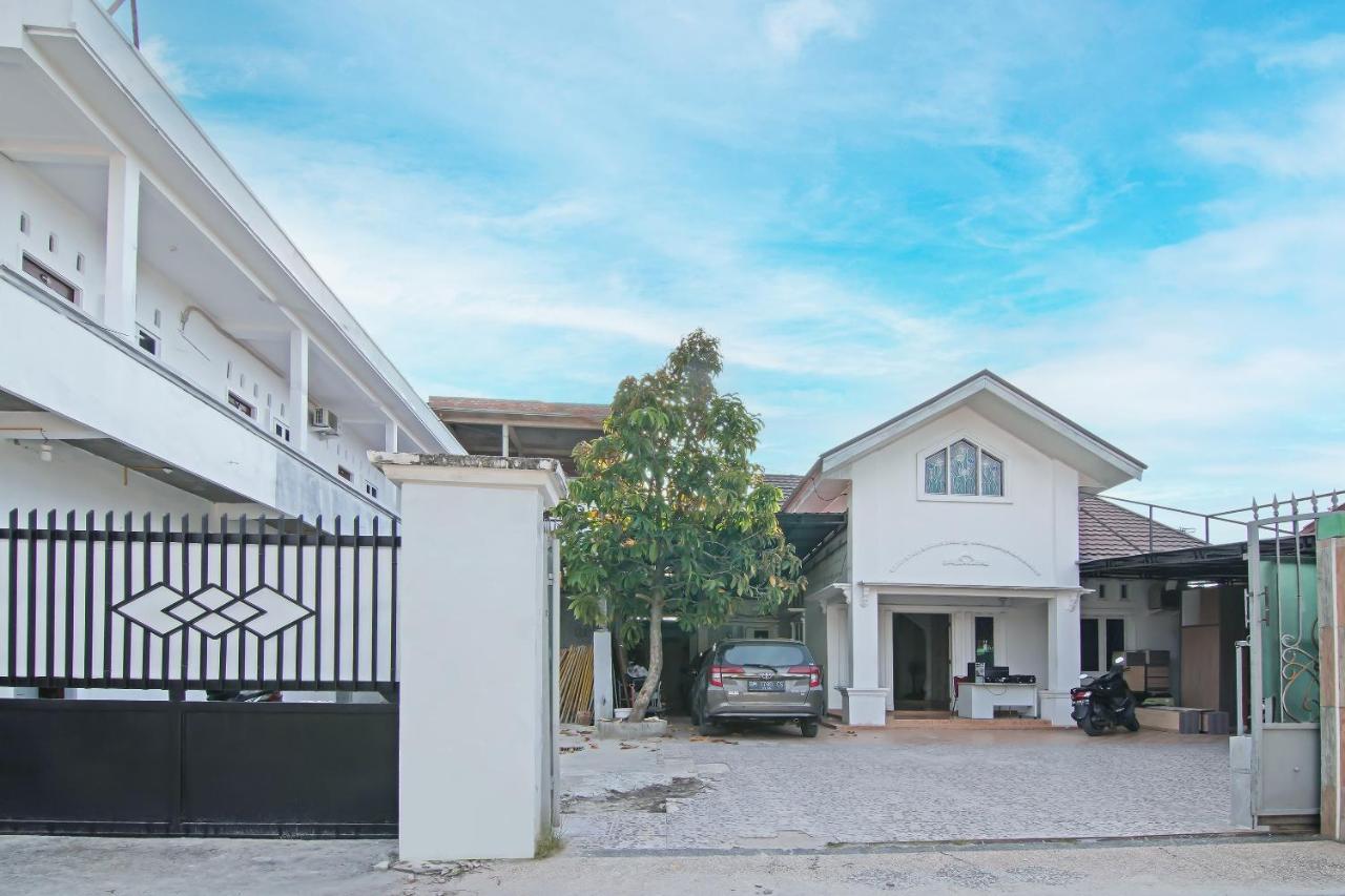 Oyo 91681 Raysa Homestay Pekanbaru Luaran gambar