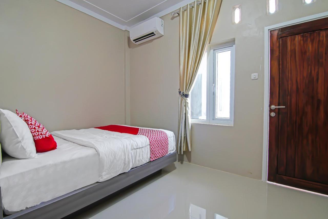 Oyo 91681 Raysa Homestay Pekanbaru Luaran gambar
