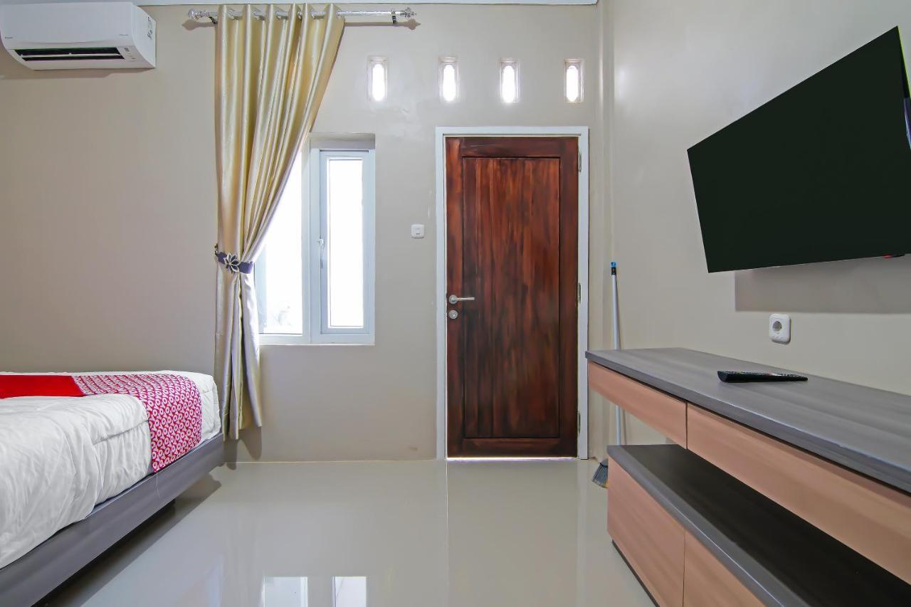 Oyo 91681 Raysa Homestay Pekanbaru Luaran gambar