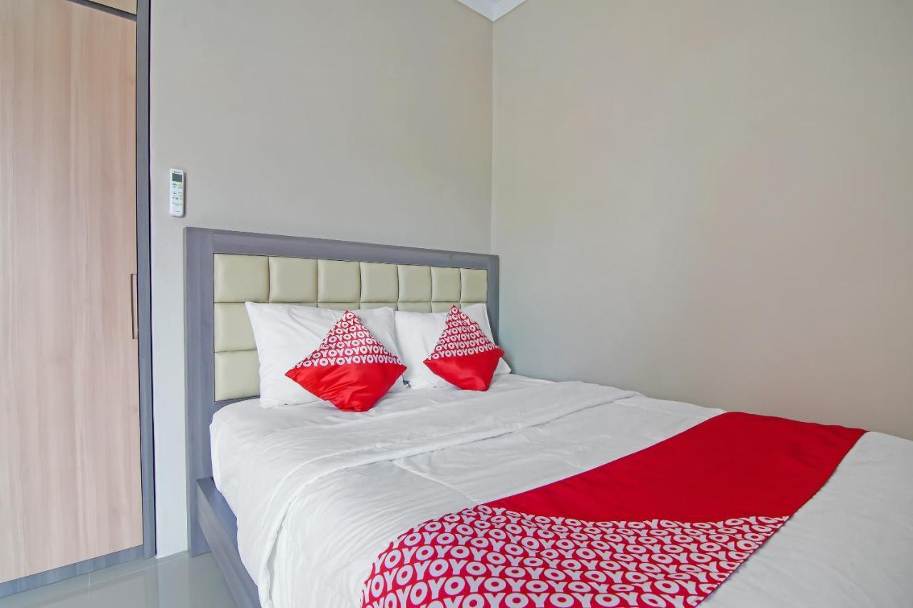 Oyo 91681 Raysa Homestay Pekanbaru Luaran gambar