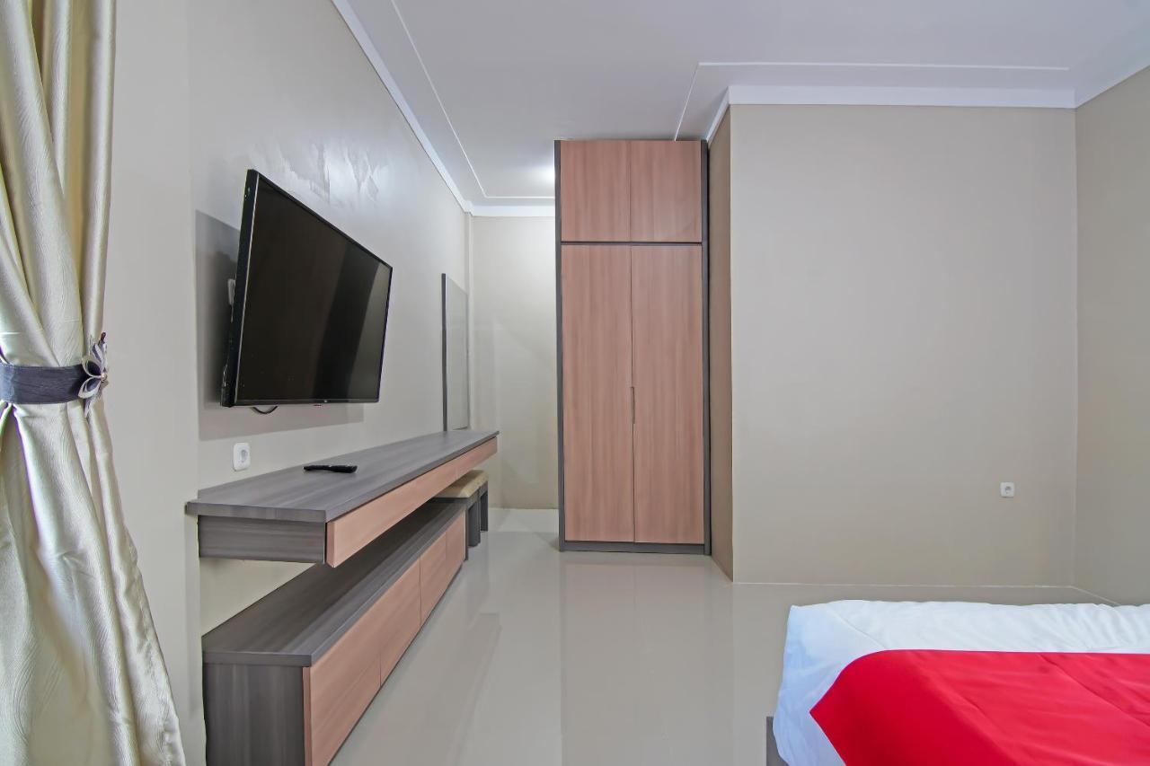 Oyo 91681 Raysa Homestay Pekanbaru Luaran gambar