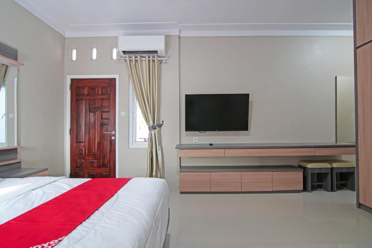 Oyo 91681 Raysa Homestay Pekanbaru Luaran gambar