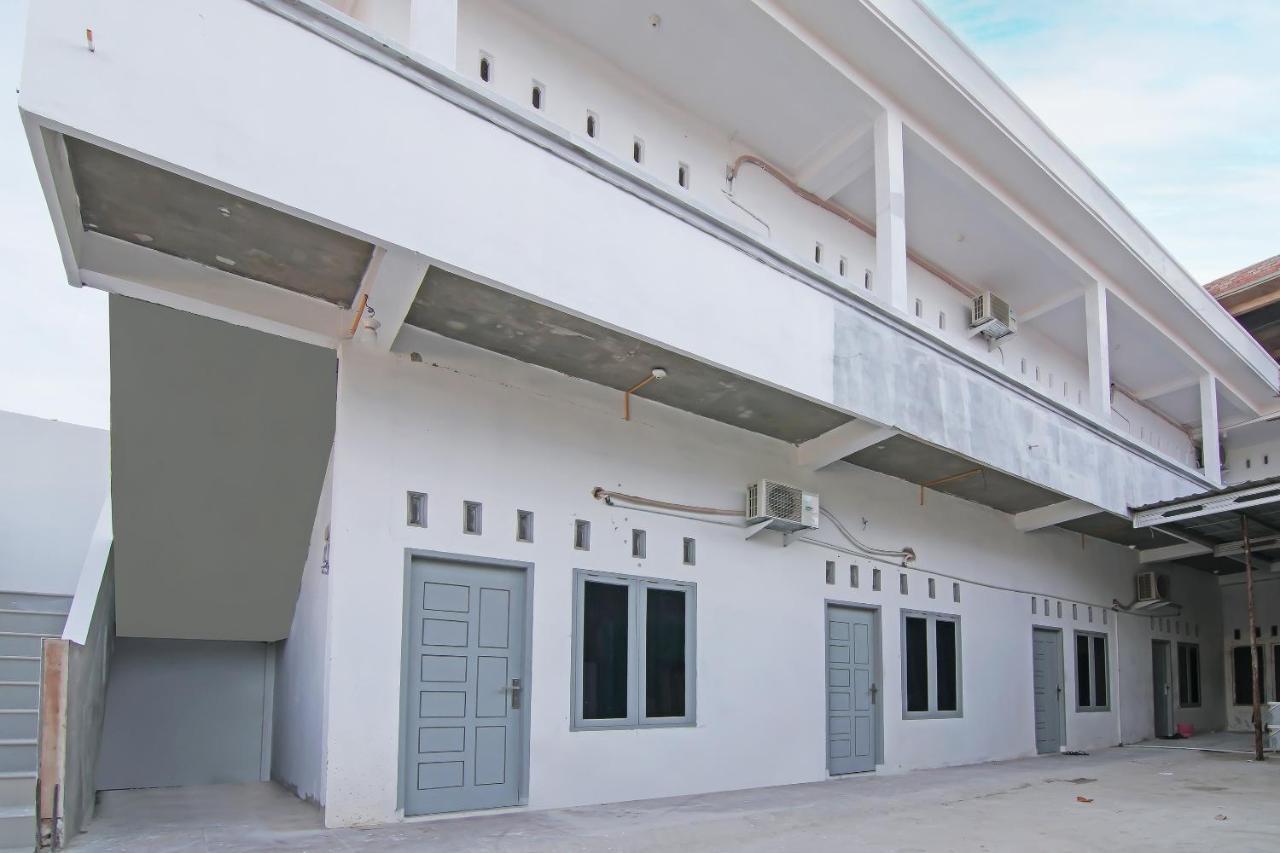 Oyo 91681 Raysa Homestay Pekanbaru Luaran gambar