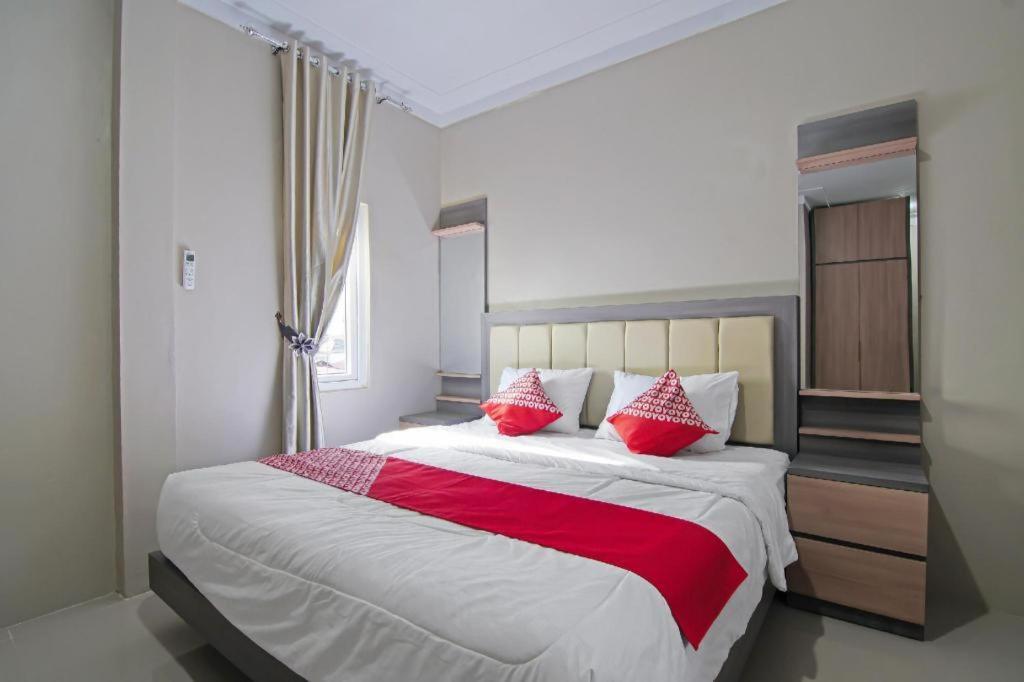 Oyo 91681 Raysa Homestay Pekanbaru Luaran gambar